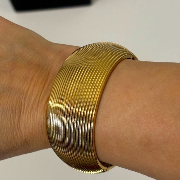 Vintage gold tone unsigned clamper bracelet - Picture 1 of 10